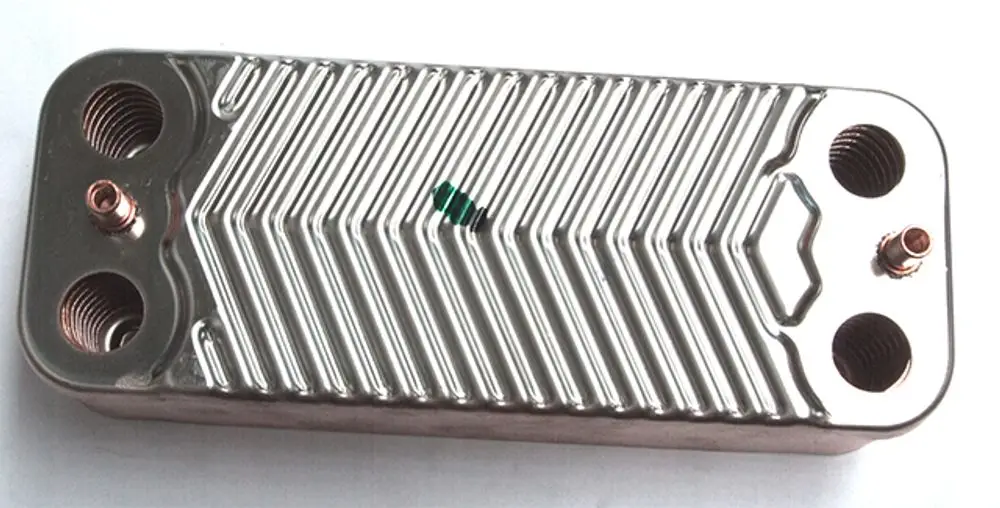 Daikin Plattenwärmetauscher mit gewellter Oberfläche, zwei Anschlussöffnungen auf der Ober- und Unterseite, gefertigt aus Metall und für den Einsatz in Heizsystemen geeignet.